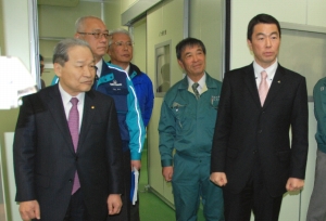 村井県知事が桃浦の視察・激励に来訪