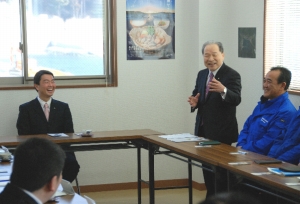 村井県知事が桃浦の視察・激励に来訪